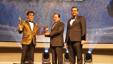 Ybhg. Dato' Jamal Abdillah received the award presented by Datuk Seri Ahmad Maslan, Deputy Minister of Works, alongside Professor (Adj) UTHM Hj Adam Richman, Head Committee of IDEA Award 2023
